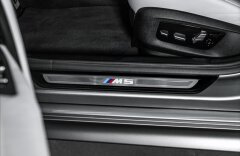 BMW M5 4,4 M DRIVER´S PACK, MASSAGE, H/K, AKRAPOVIČ