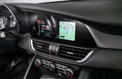 Alfa Romeo Giulia VELOCE Q4 AT154kW, DNA, asistenty