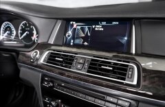 BMW Řada 7 750d xDrive, noční, HUD, asistenty