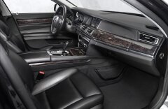 BMW Řada 7 750d xDrive, noční, HUD, asistenty
