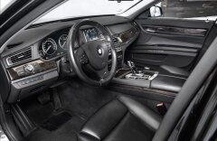 BMW Řada 7 750d xDrive, noční, HUD, asistenty