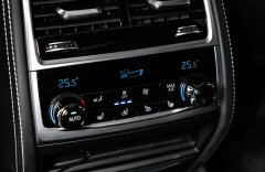 BMW 750 M-paket, masáže, TV Head-up, nezávislé, tažné 750i xDrive AT