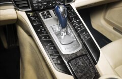 Porsche Panamera Turbo, bicolor interiér, sport chrono, PDCC