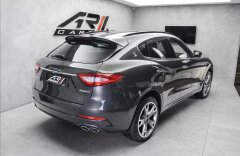 Maserati Levante S Gransport SQ4, model 2018, servodověry, asistent