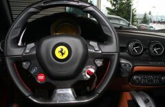 Ferrari F12 Berlinetta 7letý servisní paket  Speciální červený mat
