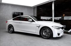 BMW M4 coupe, LED, asistenty, kovaná kola, 520PS