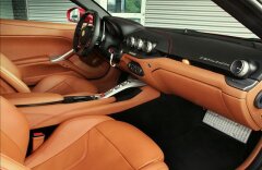 Ferrari F12 Berlinetta 7letý servisní paket  Speciální červený mat