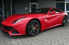 Ferrari F12 Berlinetta 7letý servisní paket  Speciální červený mat