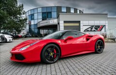 Ferrari 488 GTB, LEDs karbon, JBL, lift