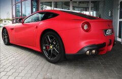 Ferrari F12 Berlinetta 7letý servisní paket  Speciální červený mat