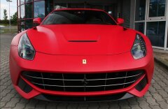 Ferrari F12 Berlinetta 7letý servisní paket  Speciální červený mat