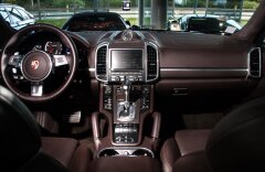 Porsche Cayenne Turbo keramiky, PDCC, panorama, ventilace, Bose