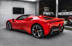 Ferrari SF90 Spider, lift, kamera