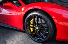 Ferrari 488 Karbon sedadla, Exclusive černý paket, Sklade