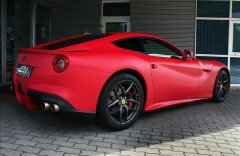 Ferrari F12 Berlinetta 7letý servisní paket  Speciální červený mat