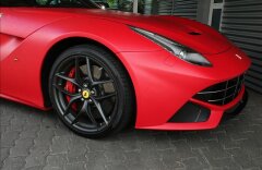 Ferrari F12 Berlinetta 7letý servisní paket  Speciální červený mat