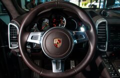 Porsche Cayenne Turbo keramiky, PDCC, panorama, ventilace, Bose