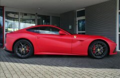 Ferrari F12 Berlinetta 7letý servisní paket  Speciální červený mat
