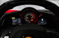 Ferrari 488 GTB, LEDs karbon, JBL, lift