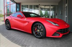 Ferrari F12 Berlinetta 7letý servisní paket  Speciální červený mat