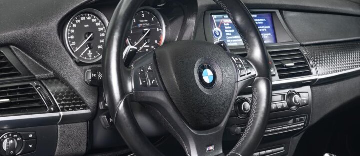 BMW X6 M50d xDrive, head-up, nezávislé top.