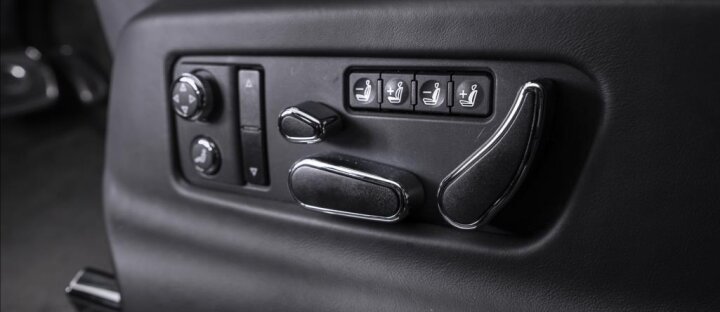 Bentley Bentayga V8 diesel, panorama, CZ