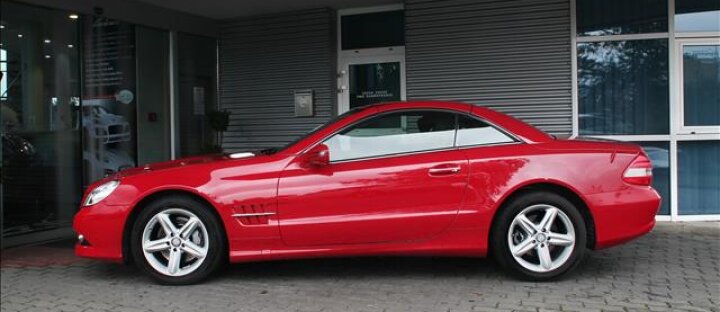 Mercedes-Benz SL 300, adaptivní tempomat a světlomety, audio HK