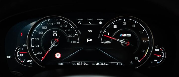 BMW M5 4,4 xDrive, VÝFUKY, CARBON-CERAMIC, 360, B&W