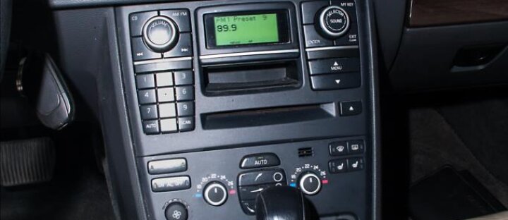 Volvo XC90 D5 AWD, 7míst, stropní DVD, CZ