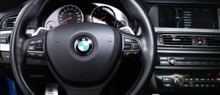 BMW M5 head up, softclose, ventilace, individual