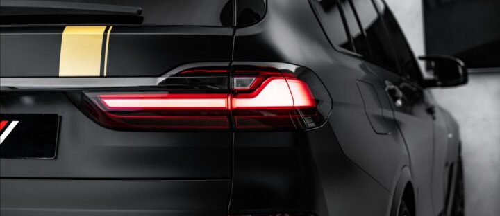 BMW X7 M50i xDrive, laser, pano Sky, 23"kola, TV, fólie