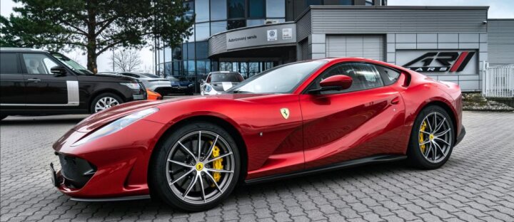 Ferrari 812 Superfast V12, passenger, lift, CZ