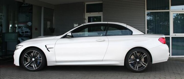 BMW M4 karbon, servodovírání, kamera individual,