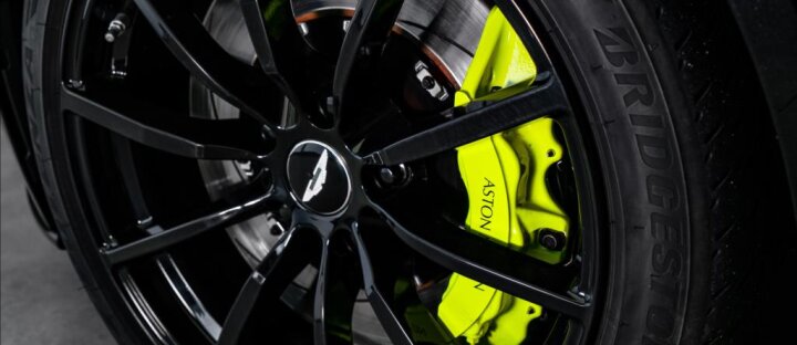 Aston Martin DB11 V12 AMR, full carbon, záruka!