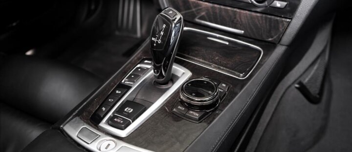 BMW Řada 7 750d xDrive, noční, HUD, asistenty