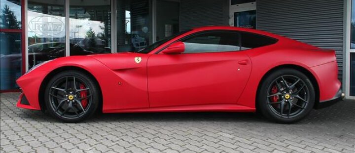 Ferrari F12 Berlinetta 7letý servisní paket Speciální červený mat