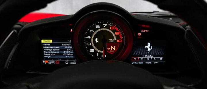 Ferrari 488 GTB, LEDs karbon, JBL, lift